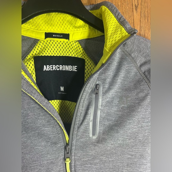 Abercrombie & Fitch Athletic Muscle Fit Performance Jacket - Picture 3 of 5